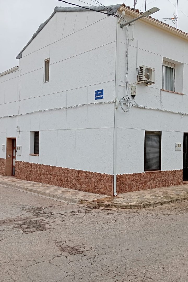 Fachada en blanco